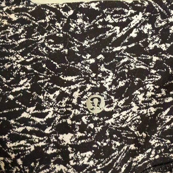 Lululemon black and white pattern align size 6, mesh down side of leg - Picture 10 of 13